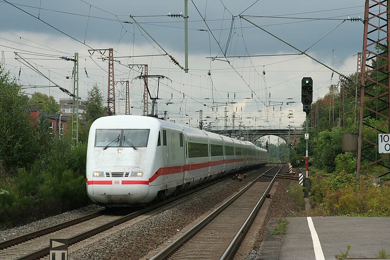 ICE 1 bei der Durchfahrt in Wuppertal Vohwinkel