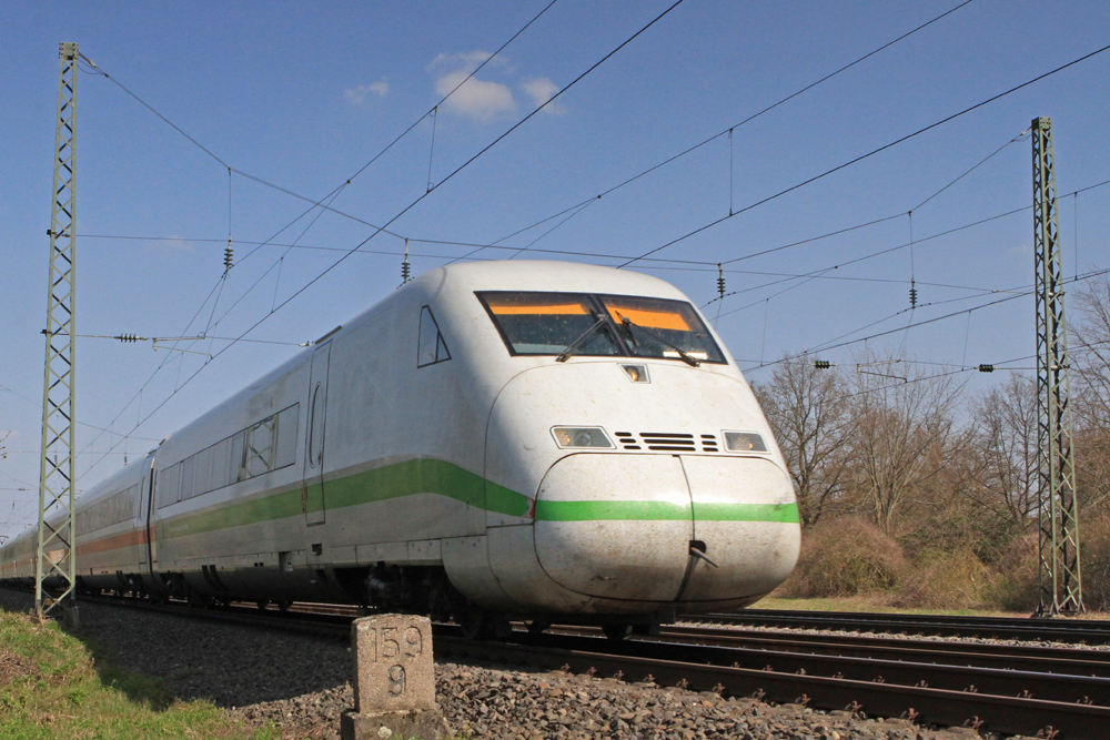 ICE mit grünem Streifen